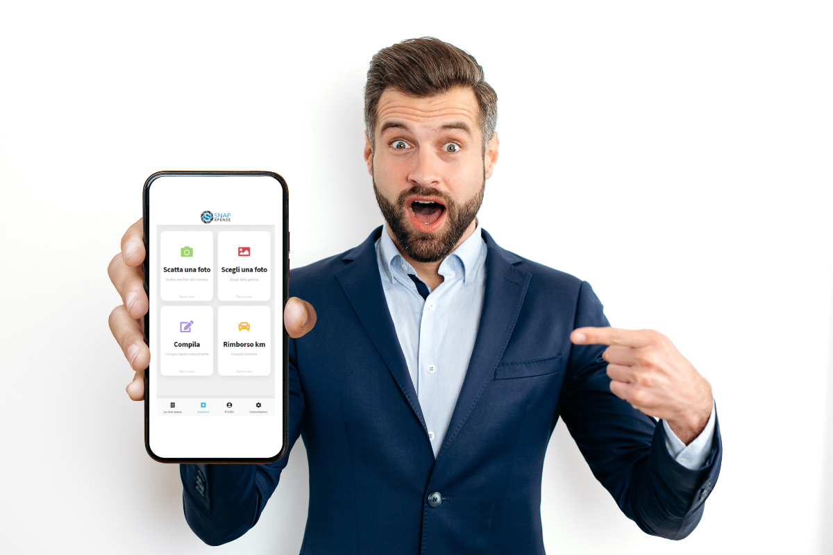 Business man con un telefono in mano e l'app di SnapXpense aperta
